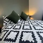 West Lakes 3 Bedroom - Sleeps 5 - Self Check In - Fully Furnished House 4*