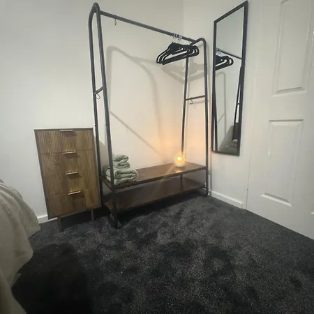 게스트하우스 West Lakes 3 Bedroom - Sleeps 5 - Self Check In - Fully Furnished House 4*