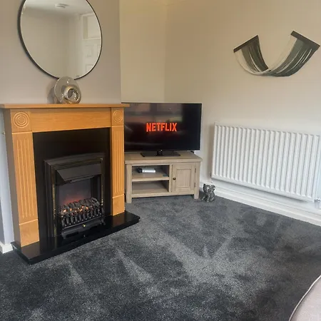 West Lakes 3 Bedroom - Sleeps 5 - Self Check In - Fully Furnished House Workington