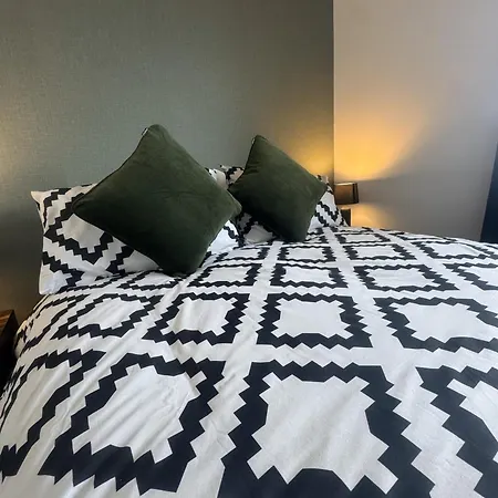 West Lakes 3 Bedroom - Sleeps 5 - Self Check In - Fully Furnished House 4*