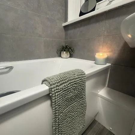 West Lakes 3 Bedroom - Sleeps 5 - Self Check In - Fully Furnished House Workington