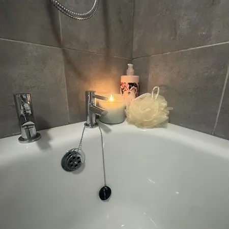 West Lakes 3 Bedroom - Sleeps 5 - Self Check In - Fully Furnished House Πανσιόν