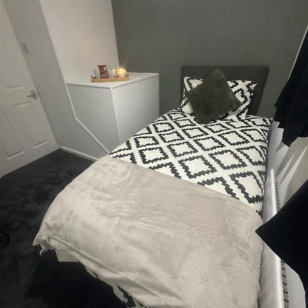 West Lakes 3 Bedroom - Sleeps 5 - Self Check In - Fully Furnished House 4*